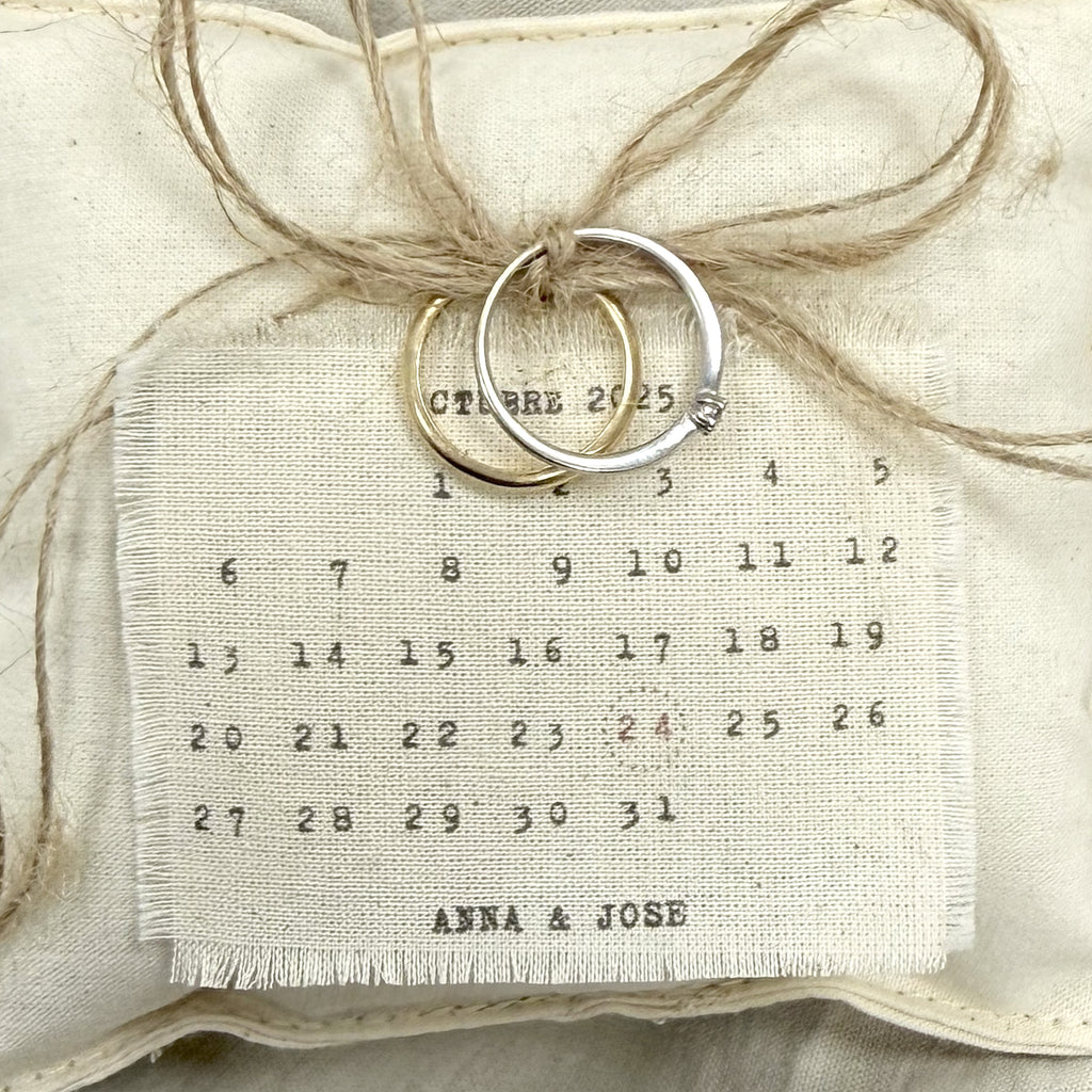 Almohadón calendario Novellie con diseño decorativo, mostrando los días y meses en tela de colores suaves y detalles decorativos.
