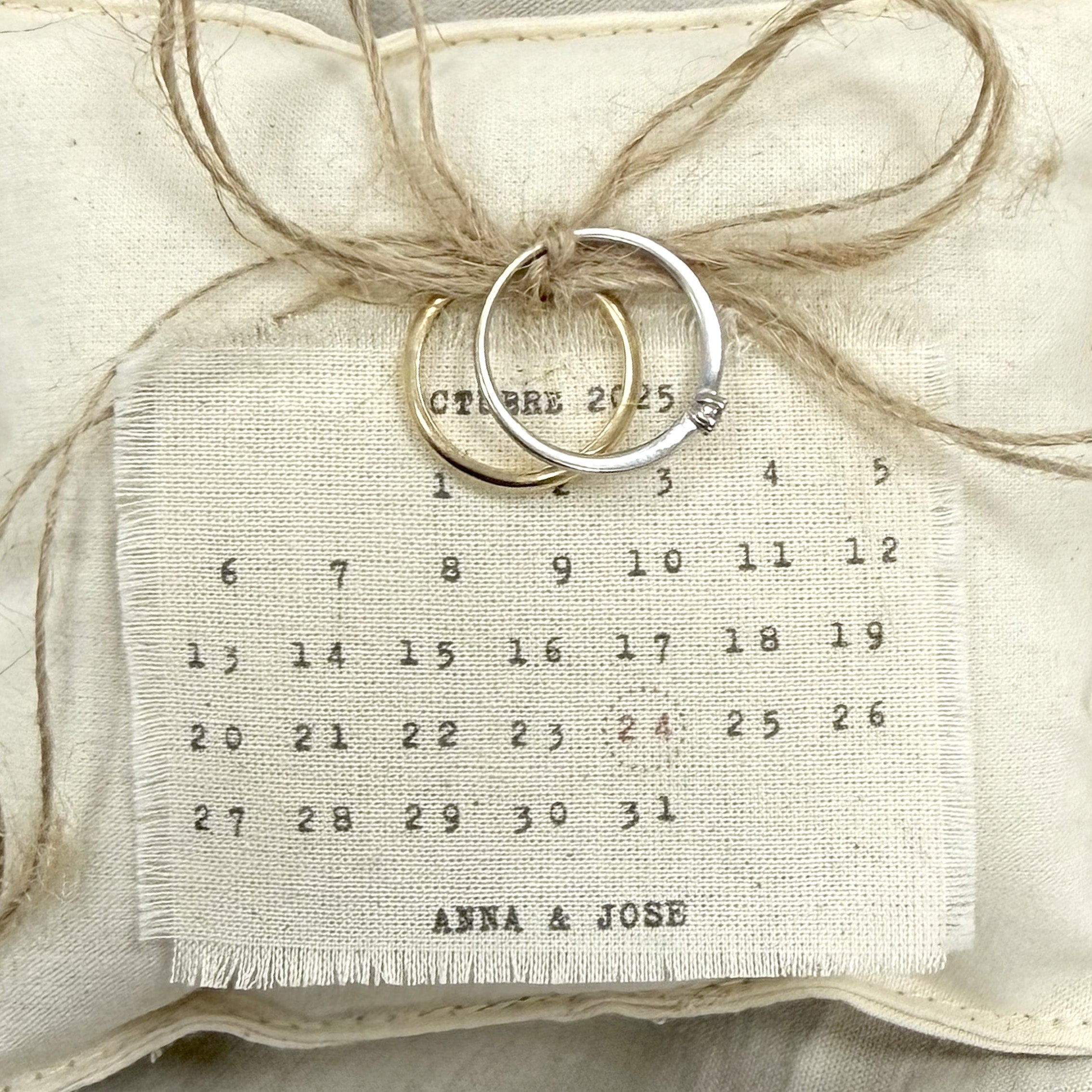 Almohadón calendario Novellie con diseño decorativo, mostrando los días y meses en tela de colores suaves y detalles decorativos.