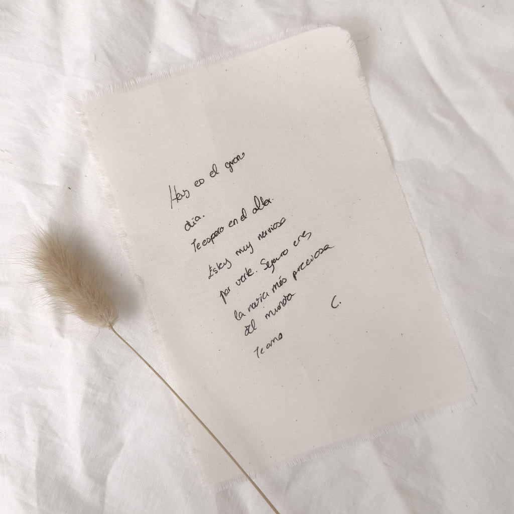 Carta en algodón de la marca Novellie, con textura suave y diseño clásico, ideal para proyectos de arte y manualidades.