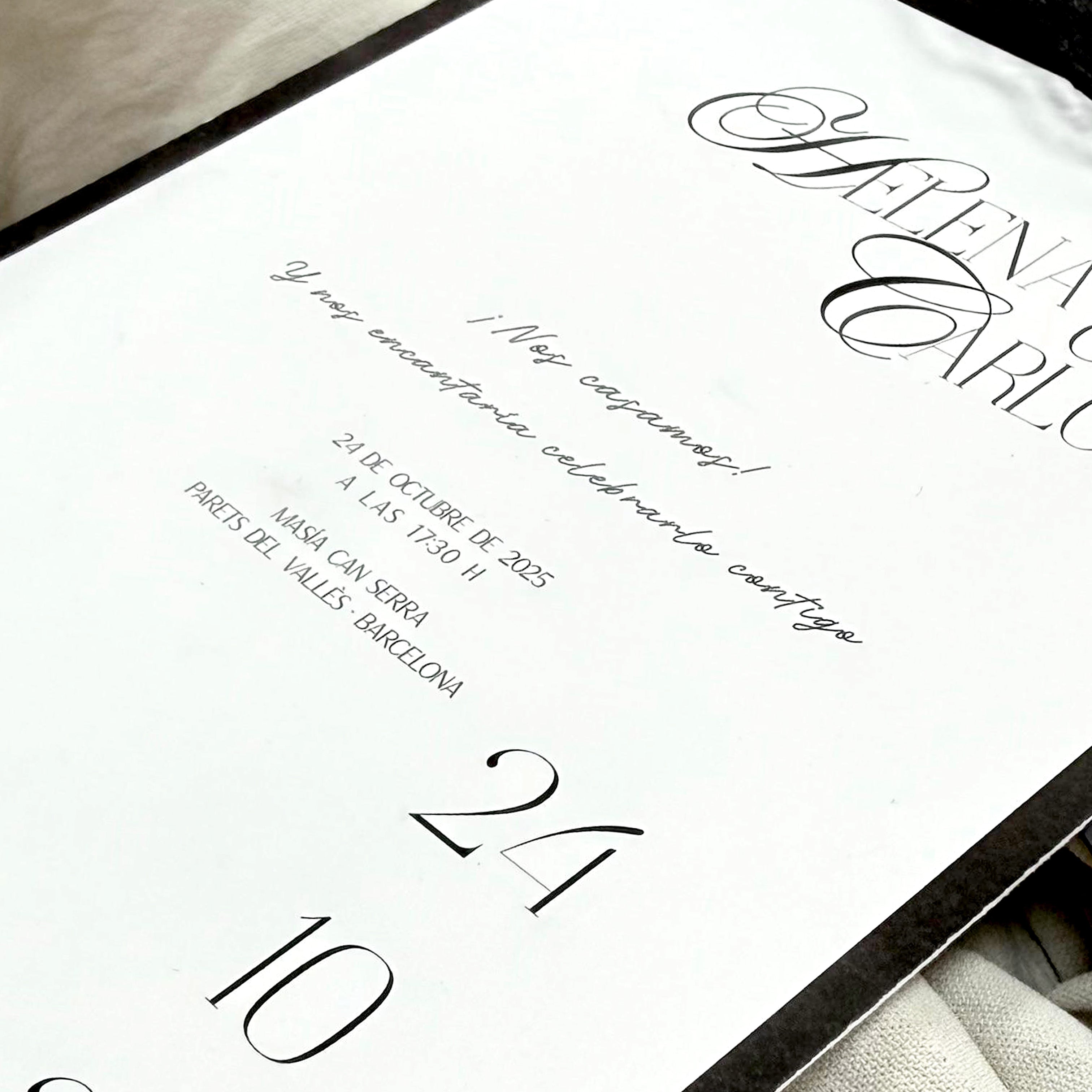 Invitación en marco de la marca Novellie, con diseño elegante y detalles decorativos para eventos especiales.