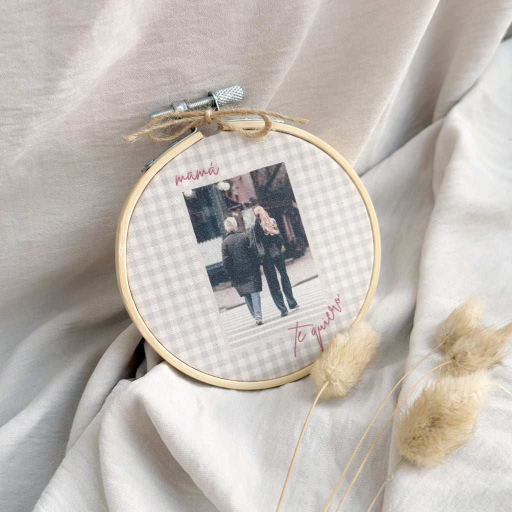 Mini bastidor Día de la Madre Novellie en tela vichy con detalles decorativos para regalo especial.