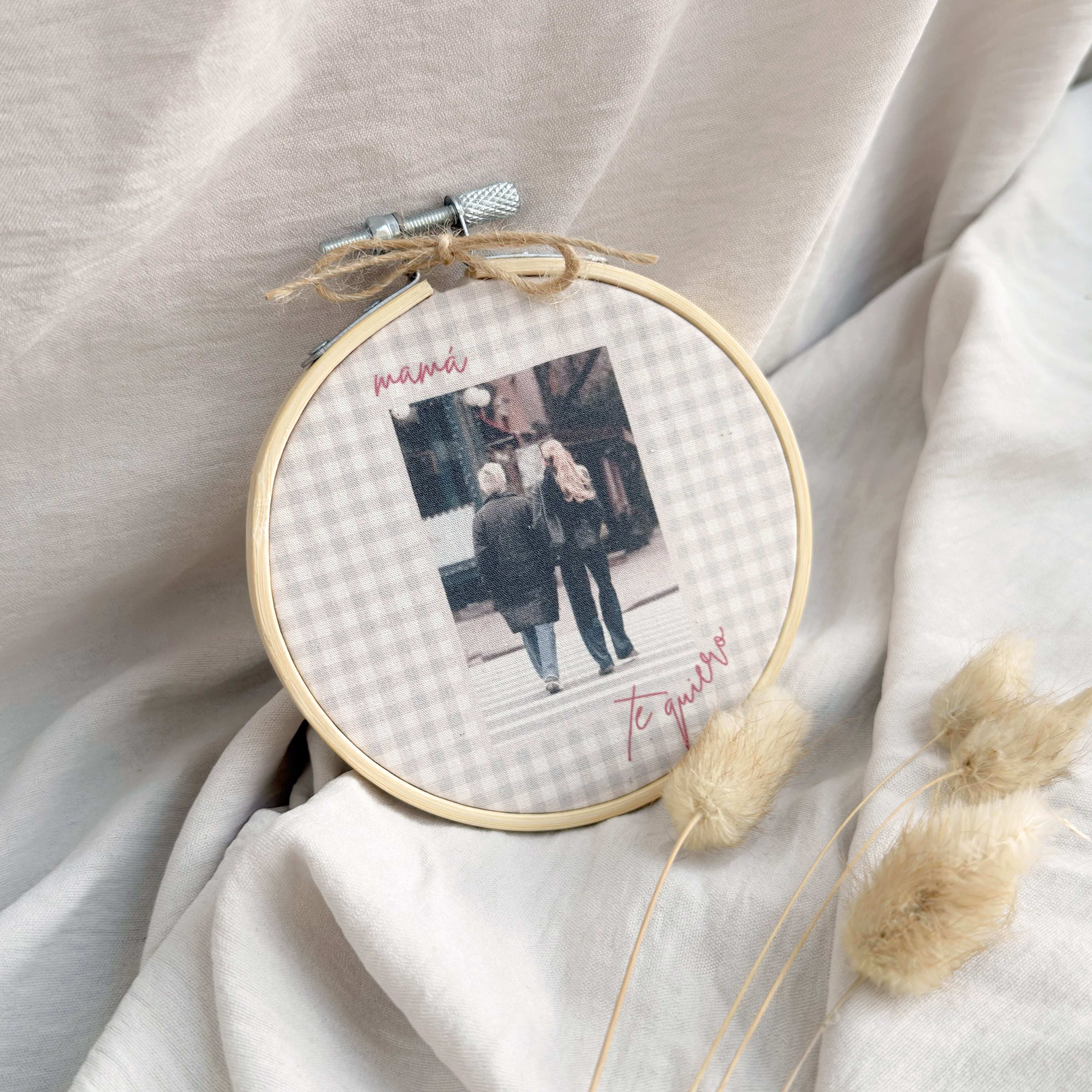 Mini bastidor Día de la Madre Novellie en tela vichy con detalles decorativos para regalo especial.