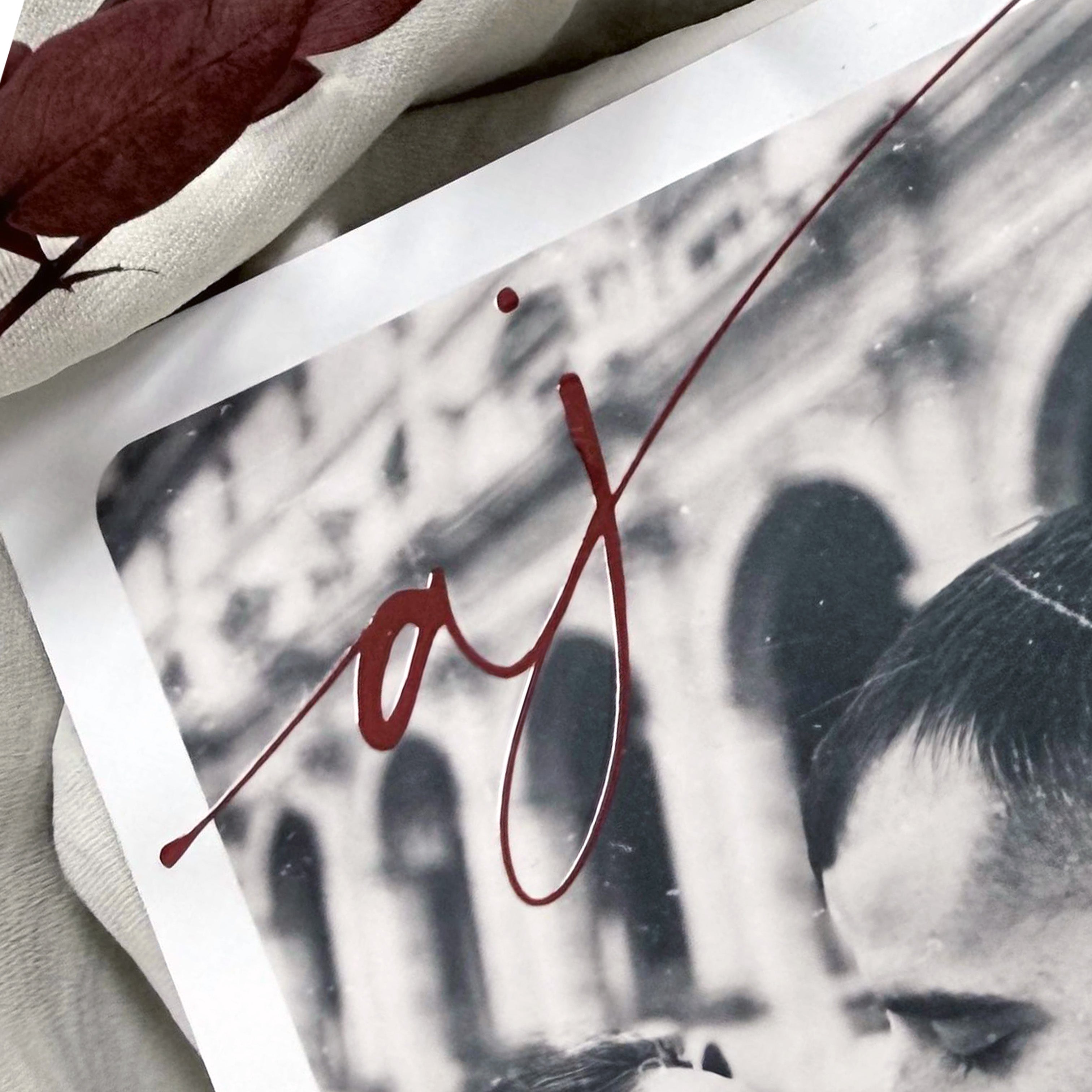 Tarjeta de invitación Polaroid Novellie con diseño colorido y estilo vintage, perfecta para eventos y celebraciones.