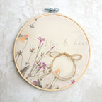 Alianza de boda silvestre de Novellie, diseño elegante con detalles naturales y acabado metálico brillante.