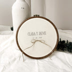 Porta alianzas rústico minimalista de Novellie con diseño simple en madera natural para bodas.