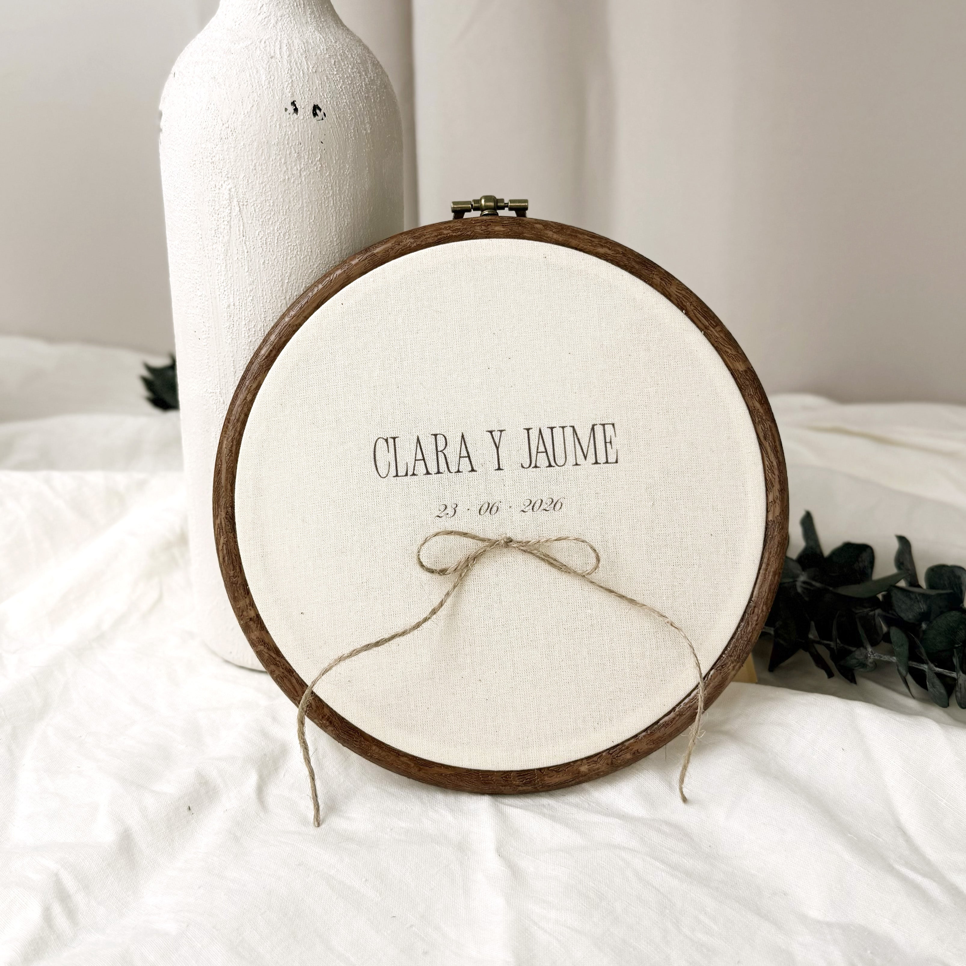 Porta alianzas rústico minimalista de Novellie con diseño simple en madera natural para bodas.