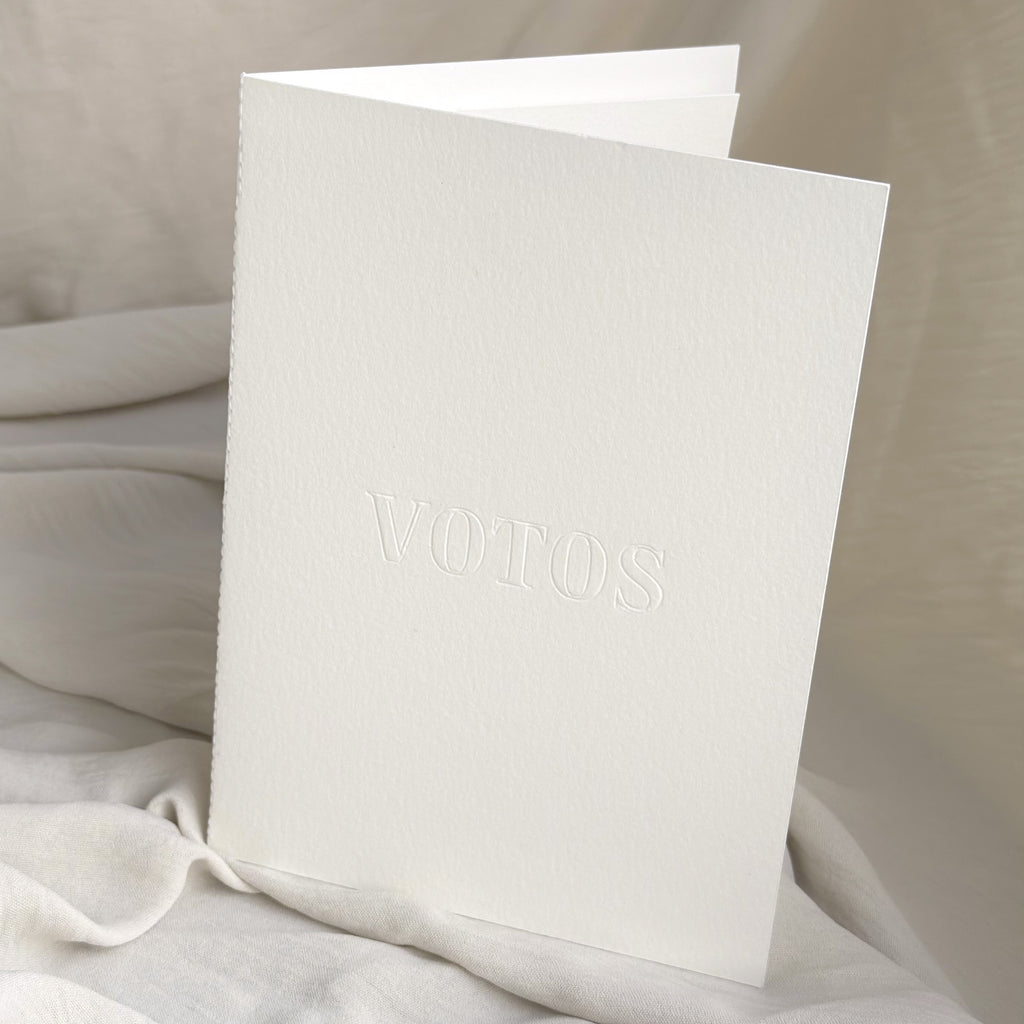 Libro de votos relieve de la marca Novellie, con detalles en relieve y diseño elegante para bodas y eventos especiales.