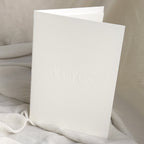 Libro de votos relieve de la marca Novellie, con detalles en relieve y diseño elegante para bodas y eventos especiales.