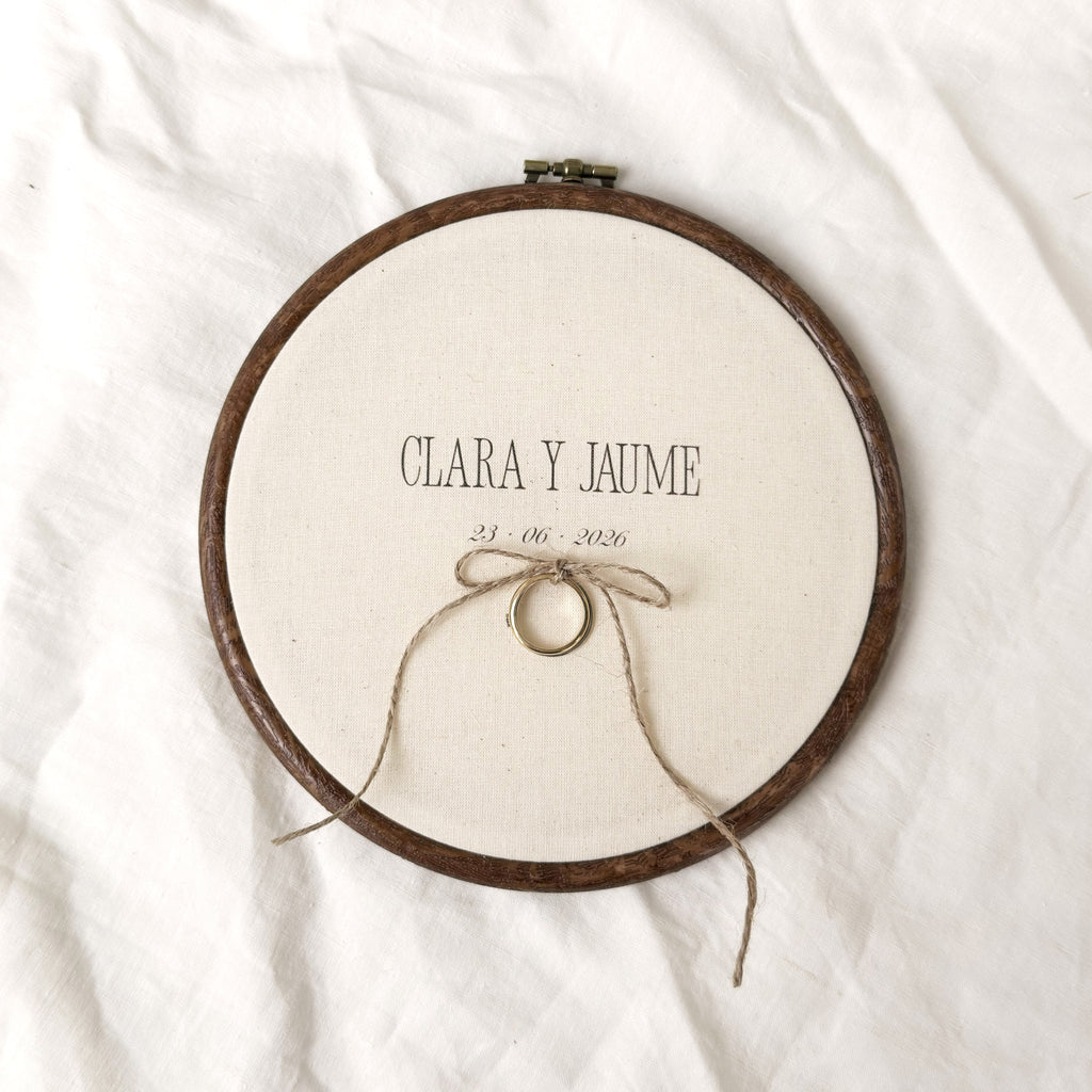 Alianza rústica minimalista en porta alianzas de Novellie, con diseño sencillo y elegante para bodas.