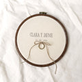 Alianza rústica minimalista en porta alianzas de Novellie, con diseño sencillo y elegante para bodas.