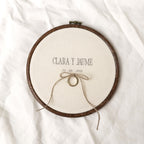Alianza rústica minimalista en porta alianzas de Novellie, con diseño sencillo y elegante para bodas.