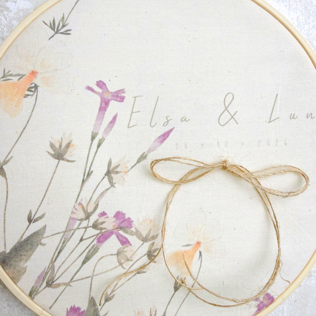 Bastidor de alianzas Silvestre de Novellie, con diseño elegante y detalles en oro y plata para anillos de boda.