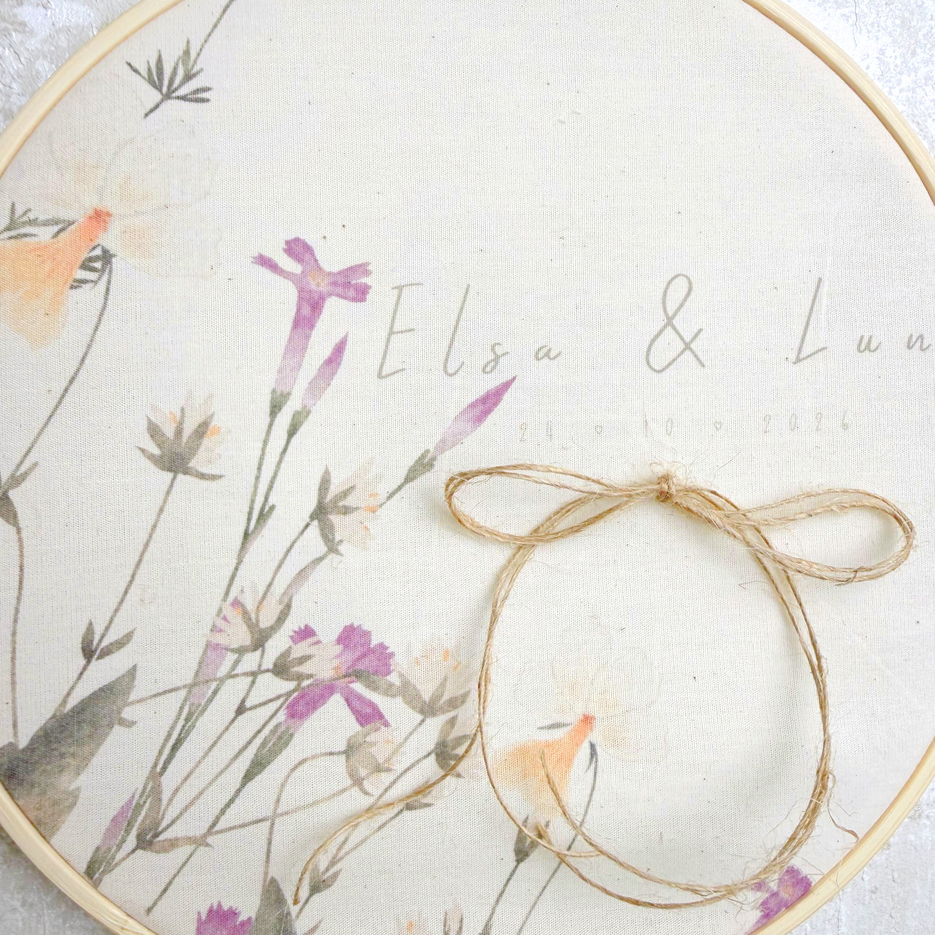 Bastidor de alianzas Silvestre de Novellie, con diseño elegante y detalles en oro y plata para anillos de boda.