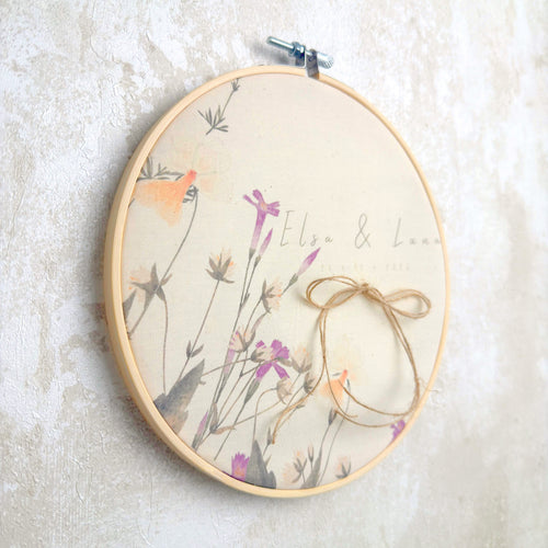 Alianza de boda Silvestre de Novellie en plata, con diseño elaborado y detalles finos, sobre fondo neutro.