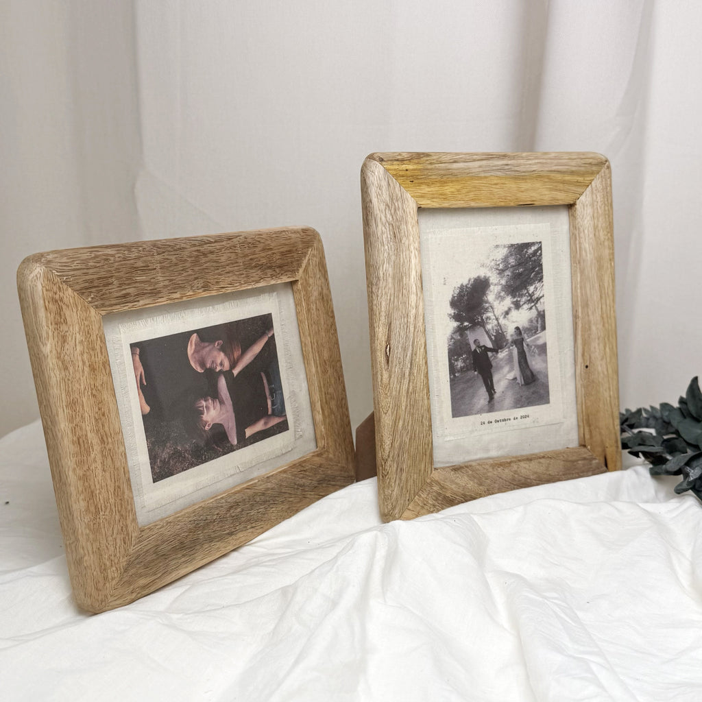 Marco de fotos de madera con borde deshilachado de la marca Novellie, ideal para decorar con estilo rústico.
