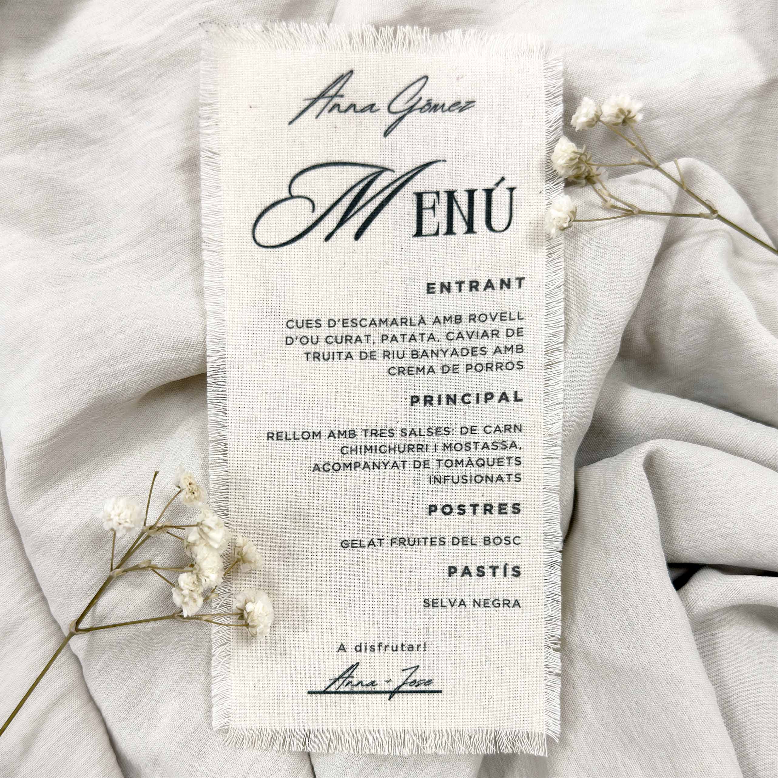 Menú Arena de Novellie con diseño moderno y elegante, con tapas de color arena y formato de cartel para eventos.