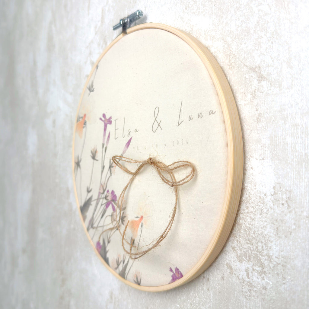 Bastidor de alianzas Silvestre de Novellie, muestra detalles en madera y diseño elegante para anillos de boda.