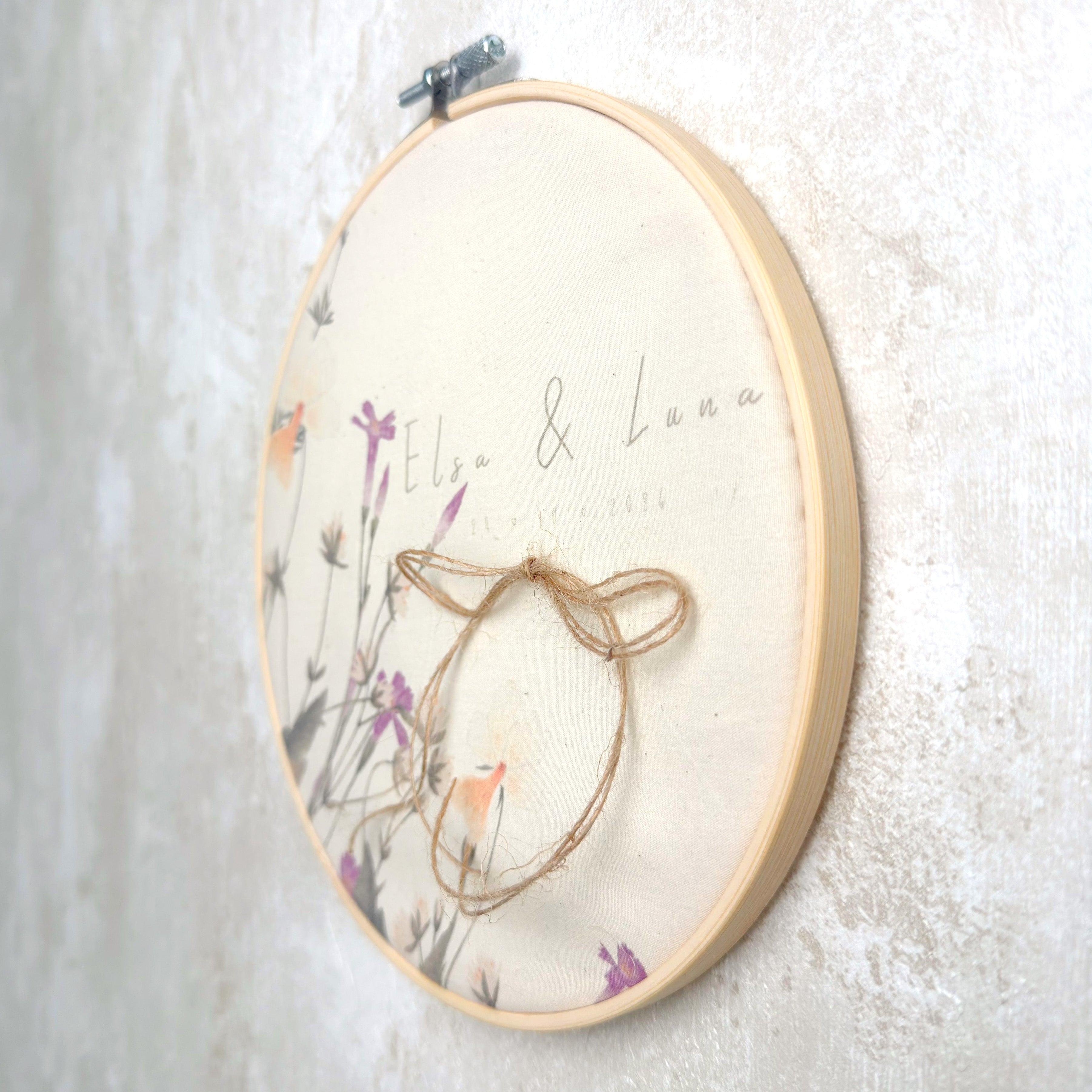 Bastidor de alianzas Silvestre de Novellie, muestra detalles en madera y diseño elegante para anillos de boda.