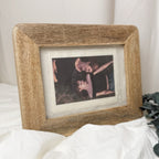 Marco de fotos de madera deshilachada Novellie con acabado rústico para decorar y enmarcar fotografías con estilo natural.