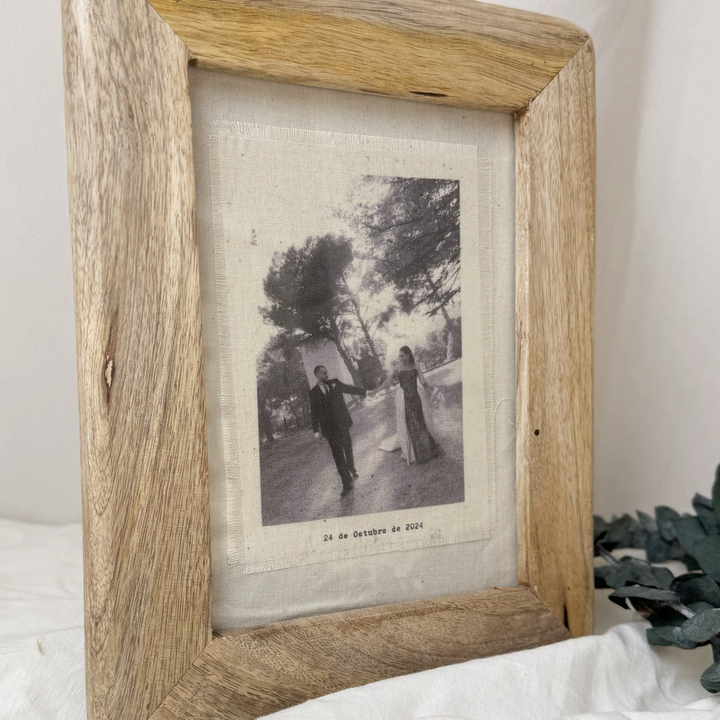 Marco de fotos de madera deshilachada Novellie con diseño rústico y acabado natural para decorar espacios con estilo.