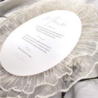 Menú Brigitte de Novellie con diseño elegante y presentación en color blanco, ideal para eventos y reuniones.
