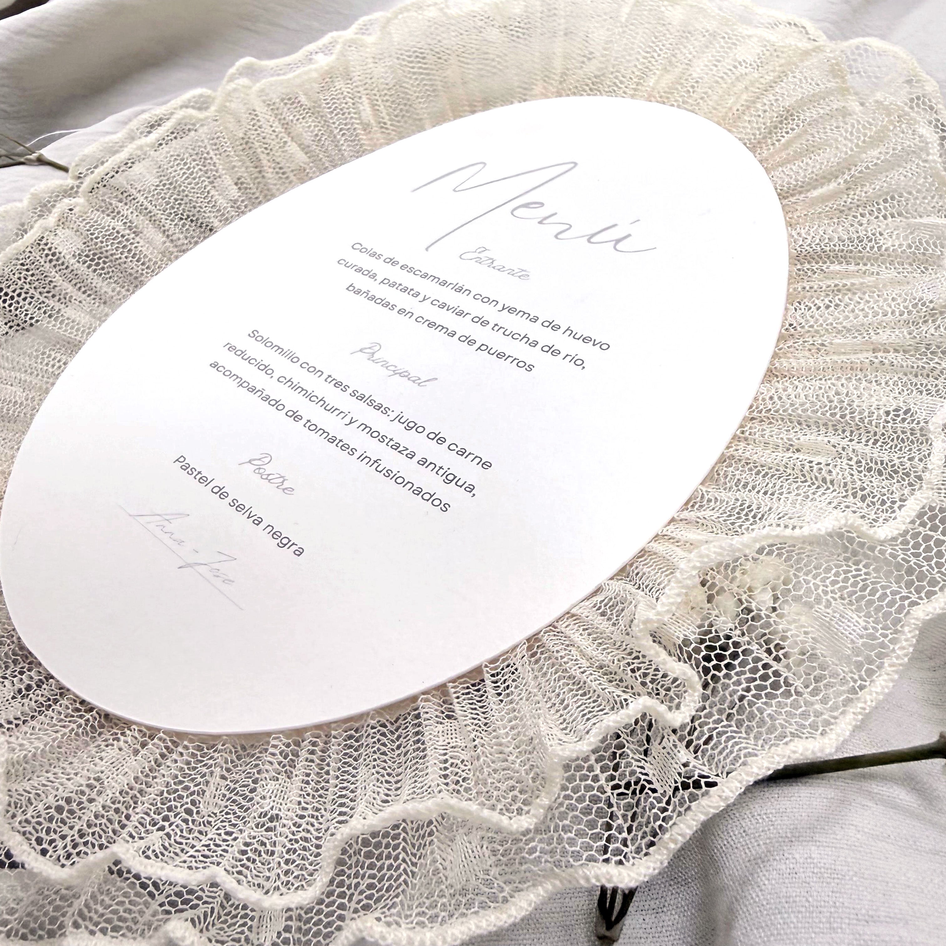 Menú Brigitte de Novellie con diseño elegante y presentación en color blanco, ideal para eventos y reuniones.