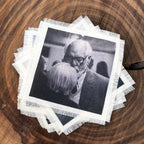 Foto de revelado de fotos 8x8 de la marca Novellie, mostrando impresiones fotográficas cuadradas en papel brillante