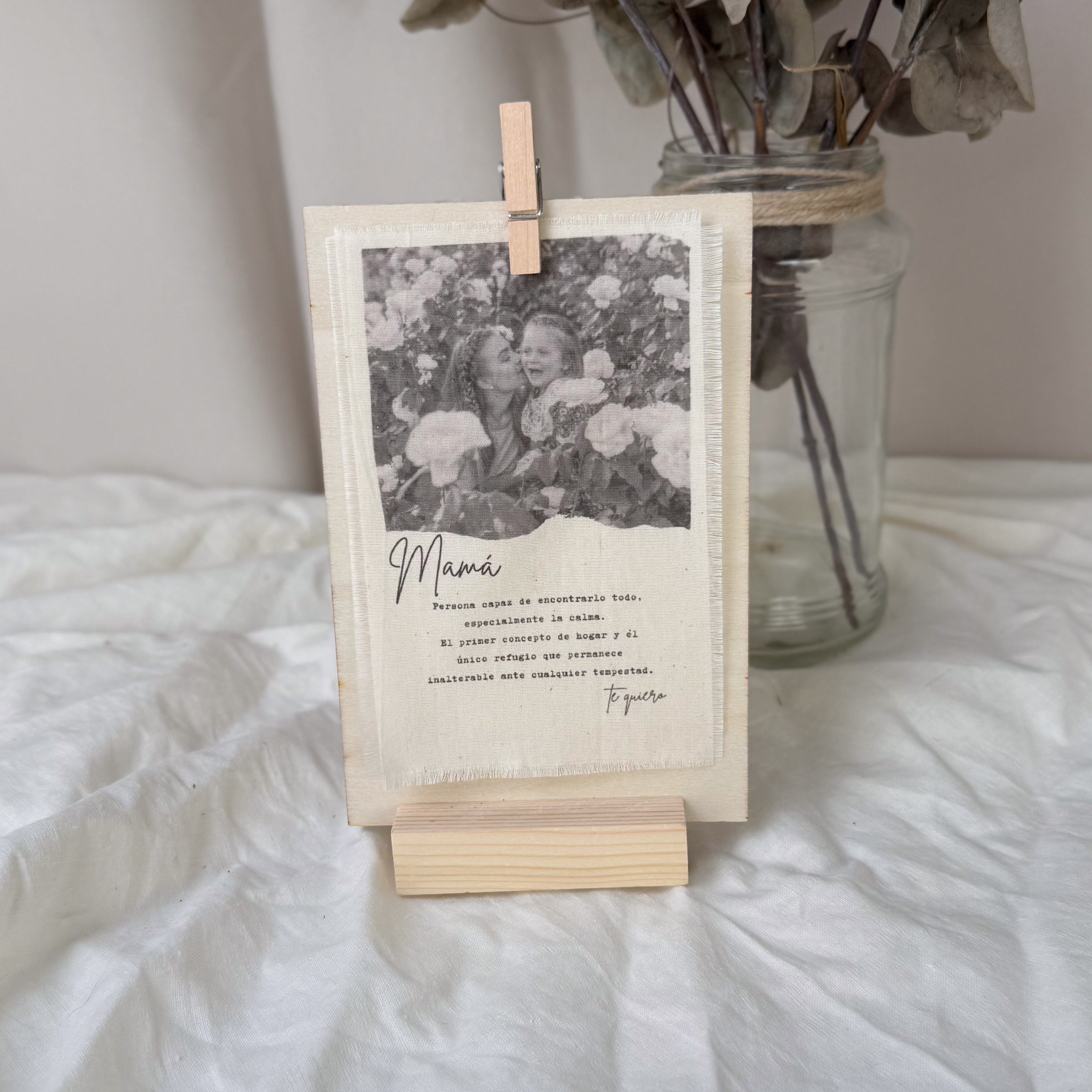 Soporte de fotografía Novellie para exhibir fotos en diferentes ángulos, con estructura metálica y base estable.