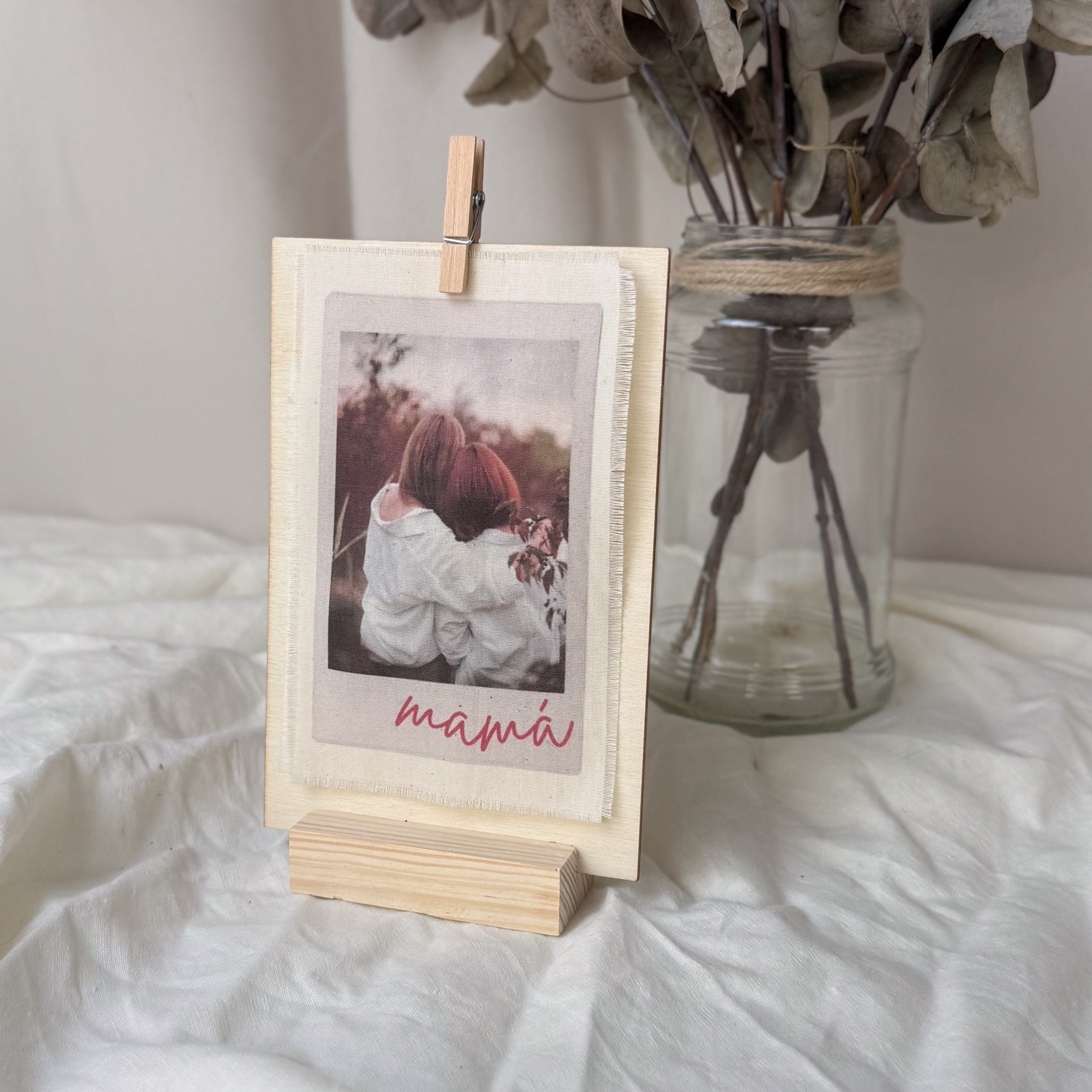 Soporte para Polaroid Novellie, en color negro, con estructura resistente y base estable para exhibir fotos Polaroid.