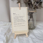 Soporte de texto personalizado de Novellie con diseño decorativo en madera, ideal para señalización o decoración.