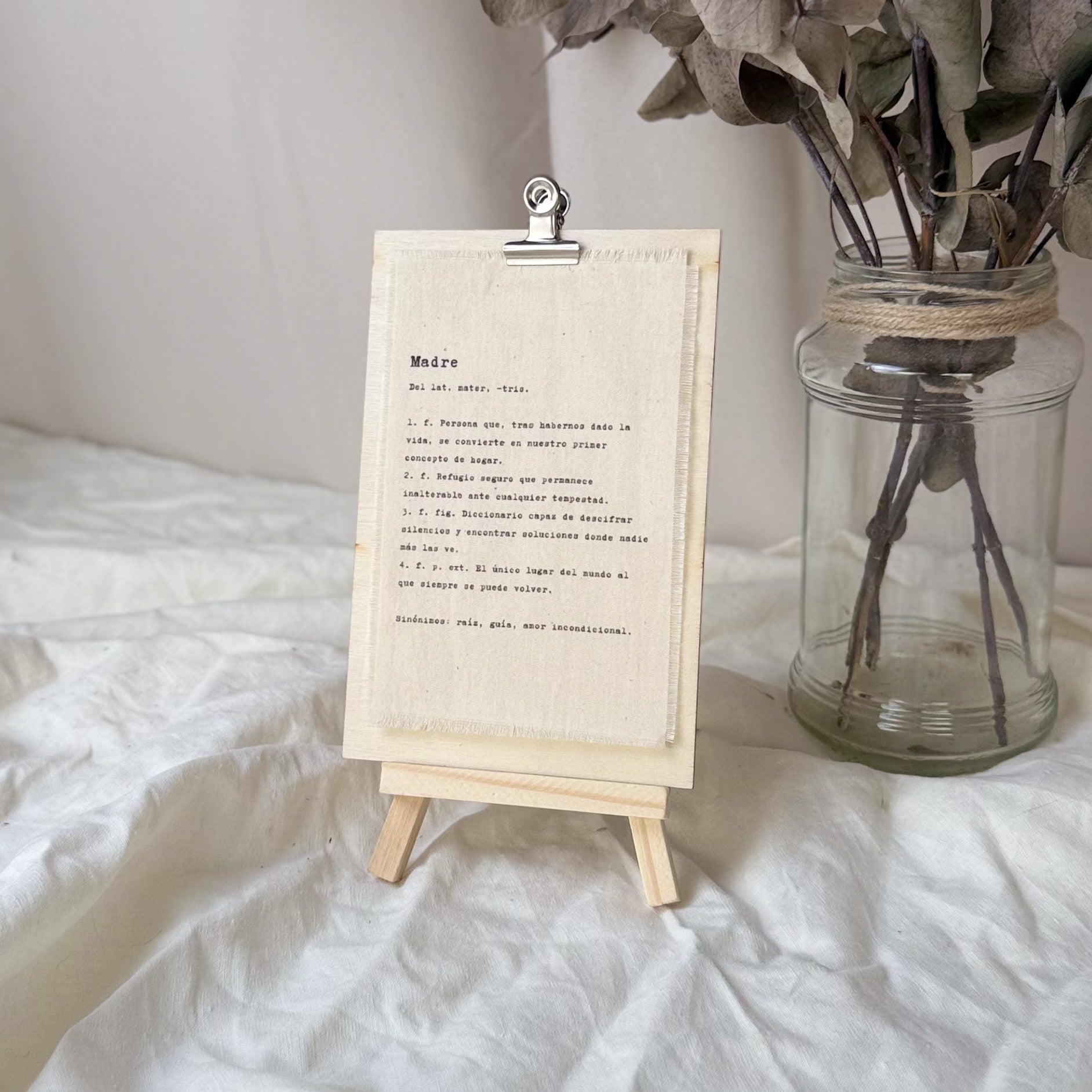 Soporte de texto personalizado Novellie con diseño elegante y espacio para un mensaje especial, en color neutro.