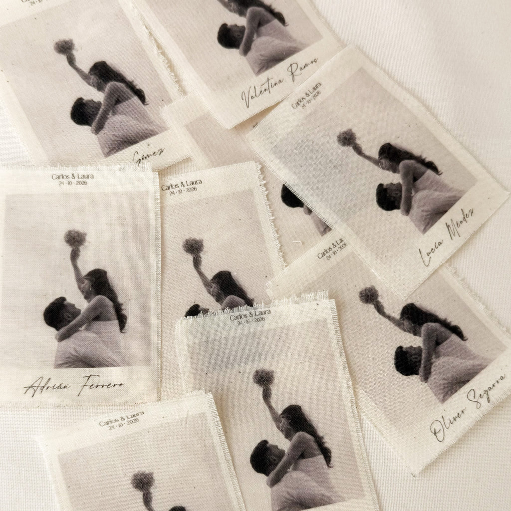 Marcador de sitios Polaroi de Novellie, con diseño colorido y funcional para organizar eventos y reuniones.