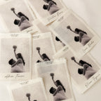 Marcador de sitios Polaroi de Novellie, con diseño colorido y funcional para organizar eventos y reuniones.