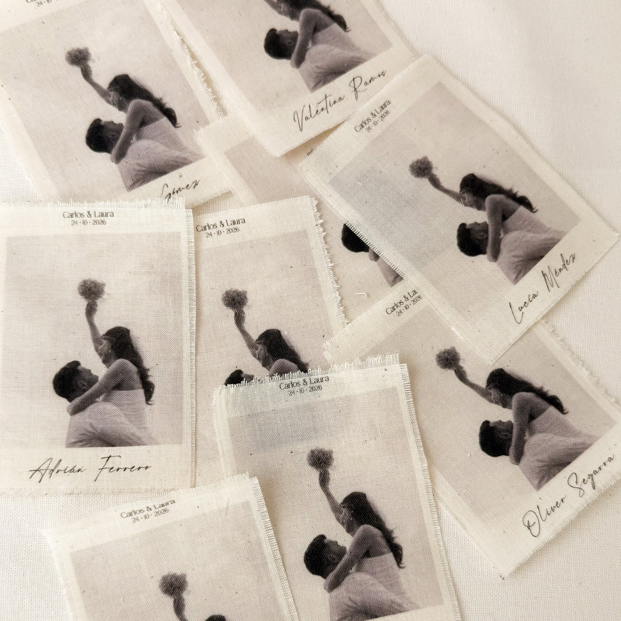 Marcador de sitios Polaroi de Novellie, con diseño colorido y funcional para organizar eventos y reuniones.