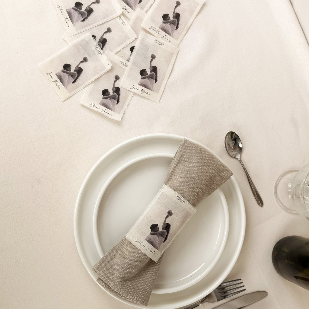 Marcador de sitios Polaroi de Novellie con diseño colorido y resistente para marcar lugares en eventos o reuniones.