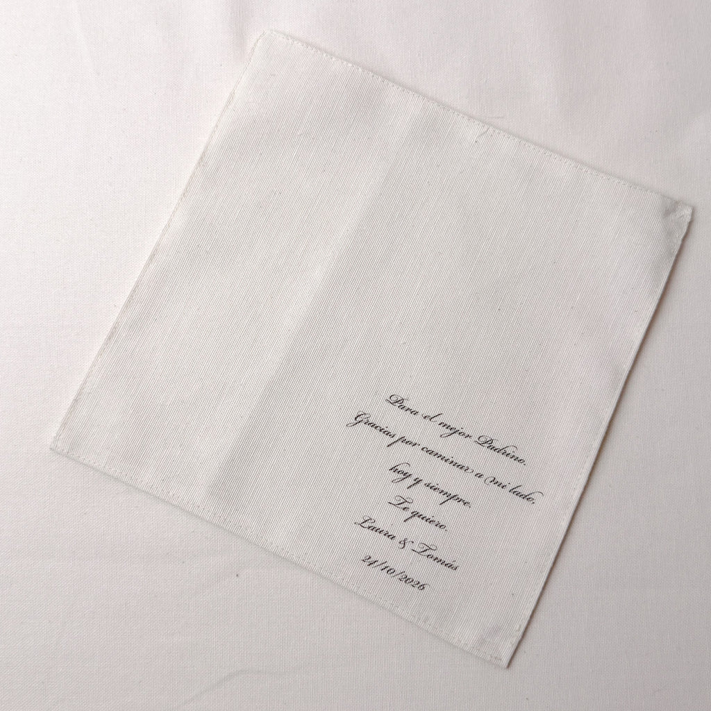 Pañuelo personalizado de la marca Novellie con diseño único y colores vibrantes, mostrado en primer plano.