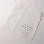 Pañuelo personalizado de la marca Novellie con diseño único y colores vibrantes, mostrado en primer plano.